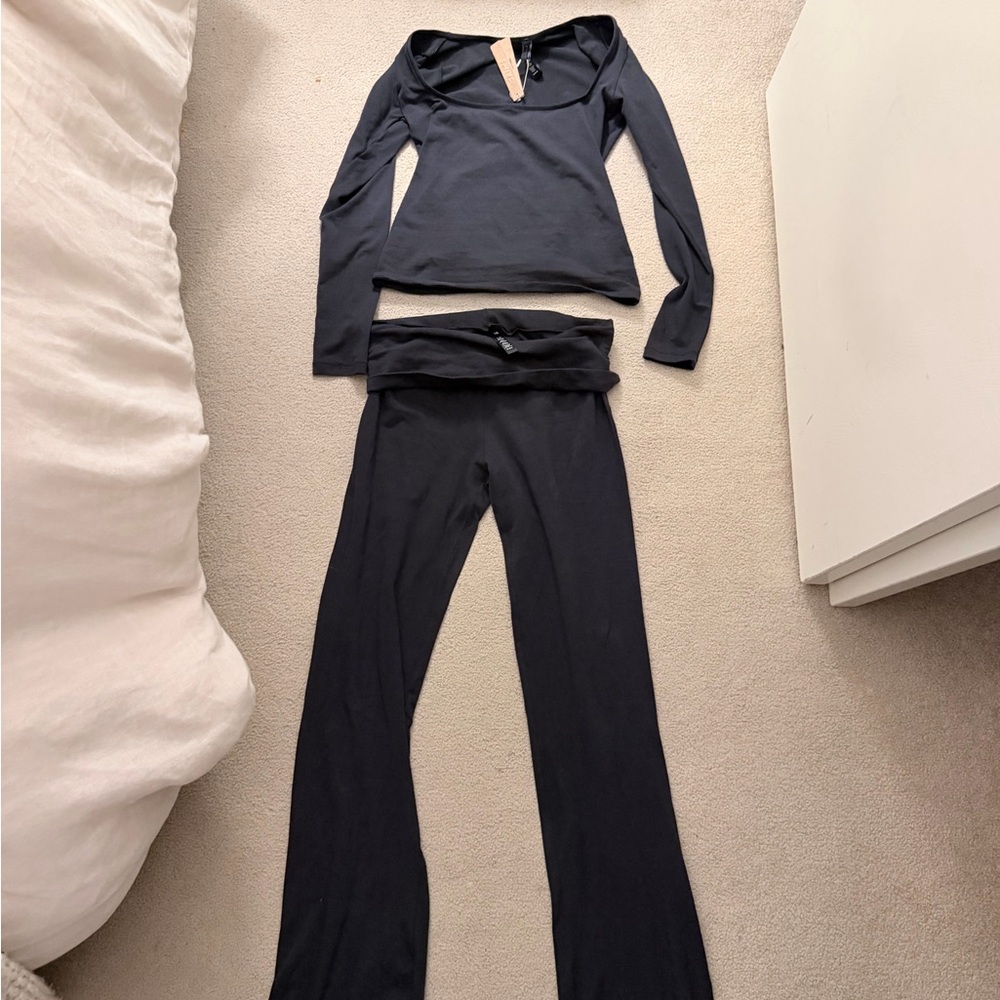 Skims Foldover Yoga Panta & Matching Long Sleeve